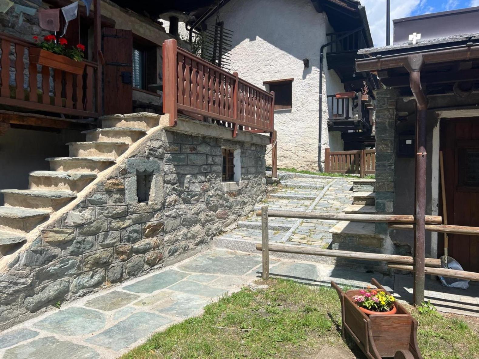 Joivy Modern Family Chalet With Stunning Mountain Views Champoluc Exterior photo